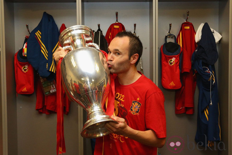 Andrés Iniesta besando la copa tras la victoria de España en la Eurocopa 2012