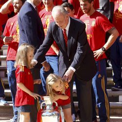 El Rey 'llama al orden' a las Infantas Leonor y Sofía en la recepción a 'La Roja' en Zarzuela