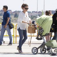 Carme Chaparro con su marido y su hija reciben a 'La Roja' en Barajas