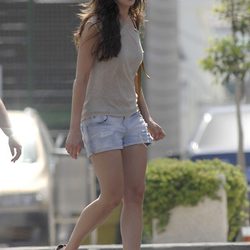 Eva González paseando por las calles de Estepona