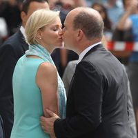 Los Príncipes Alberto y Charlene de Mónaco se besan durante su viaje oficial a Alemania
