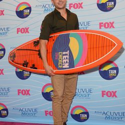 Zac Efron posa con su premio en los Teen Choice Awards 2012
