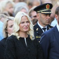 Haakon y Mette-Marit de Noruega en una misa en recuerdo a las víctimas de Utoya