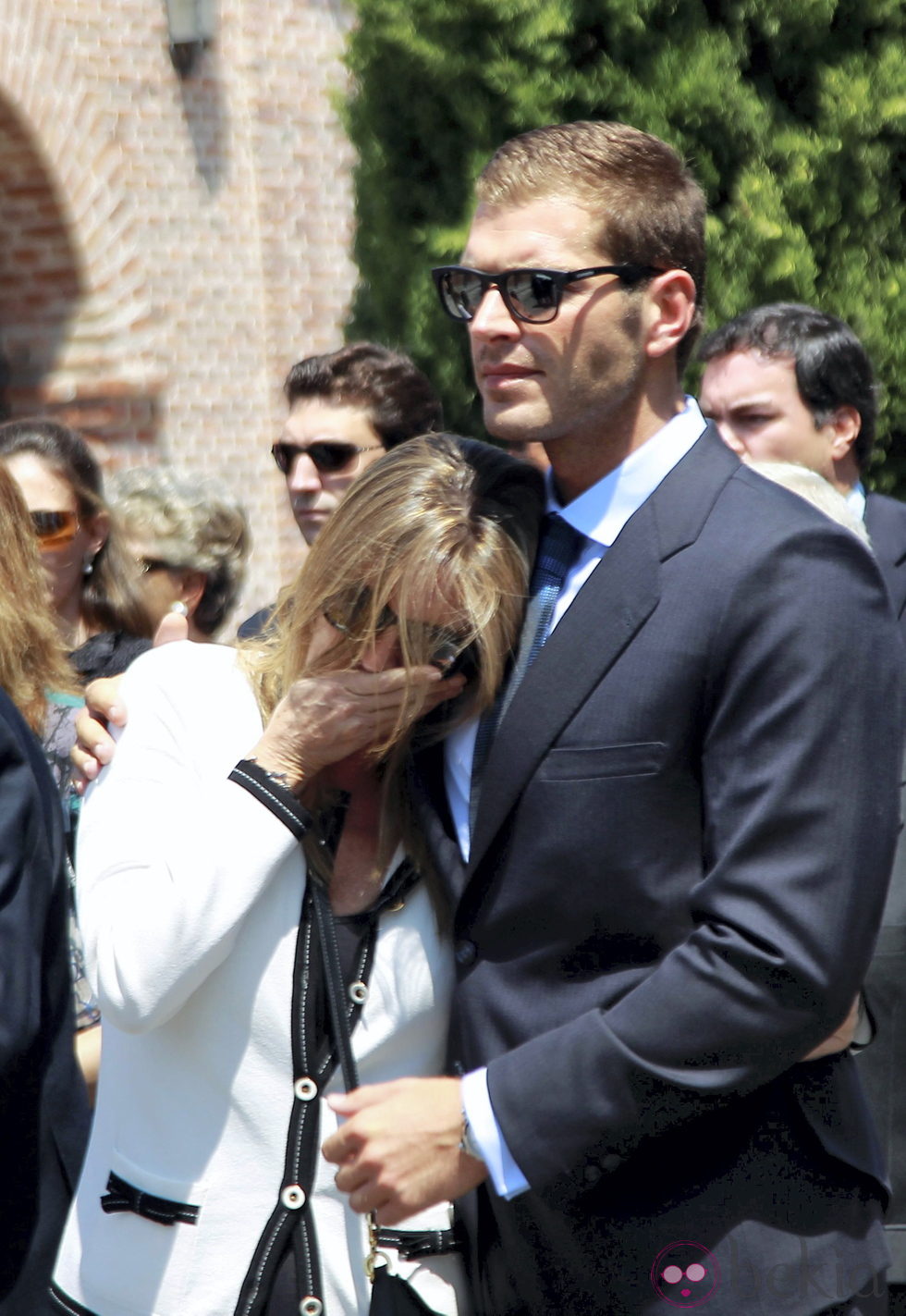 Darek consuela a Susana Uribarri en el funeral de su padre José Luis Uribarri