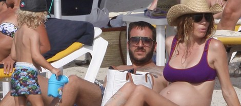 Borja Thyssen y Blanca Cuesta con su hijo Eric en Formentera