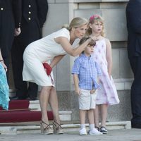 La Condesa de Wessex y sus hijos vieron la llegada de la antorcha olímpica a Buckingham Palace