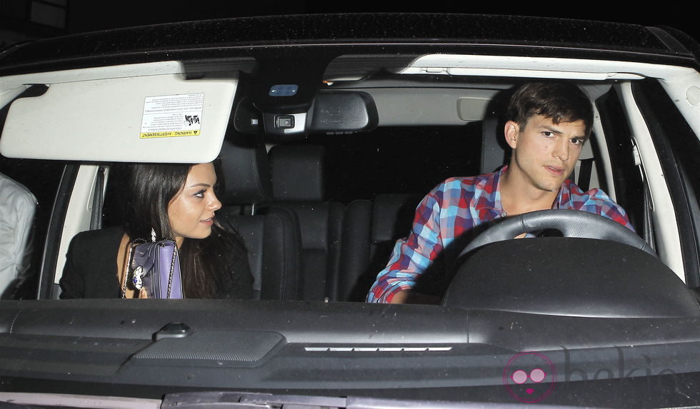 Ashton Kutcher y Mila Kunis juntos en un coche