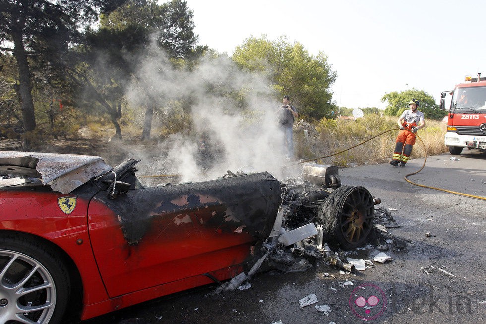 El humeante Ferrari de Ever Banega tras el accidente sufrido en Valencia