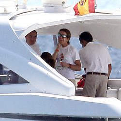 La Infanta Elena se echa bronceador para protegerse del sol en la Somni