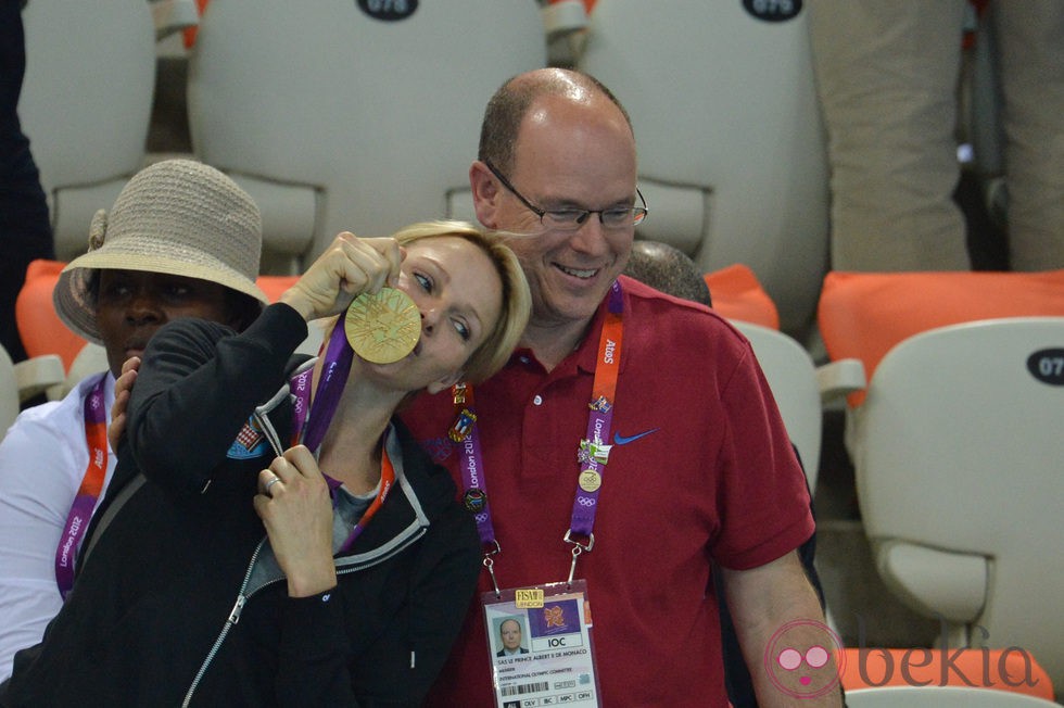 Charlene de Mónaco besa la medalla obtenida por Chad Le Clos en Londres 2012