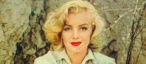Marilyn Monroe en 1956 con un conjunto blanco y sandalias de rayas