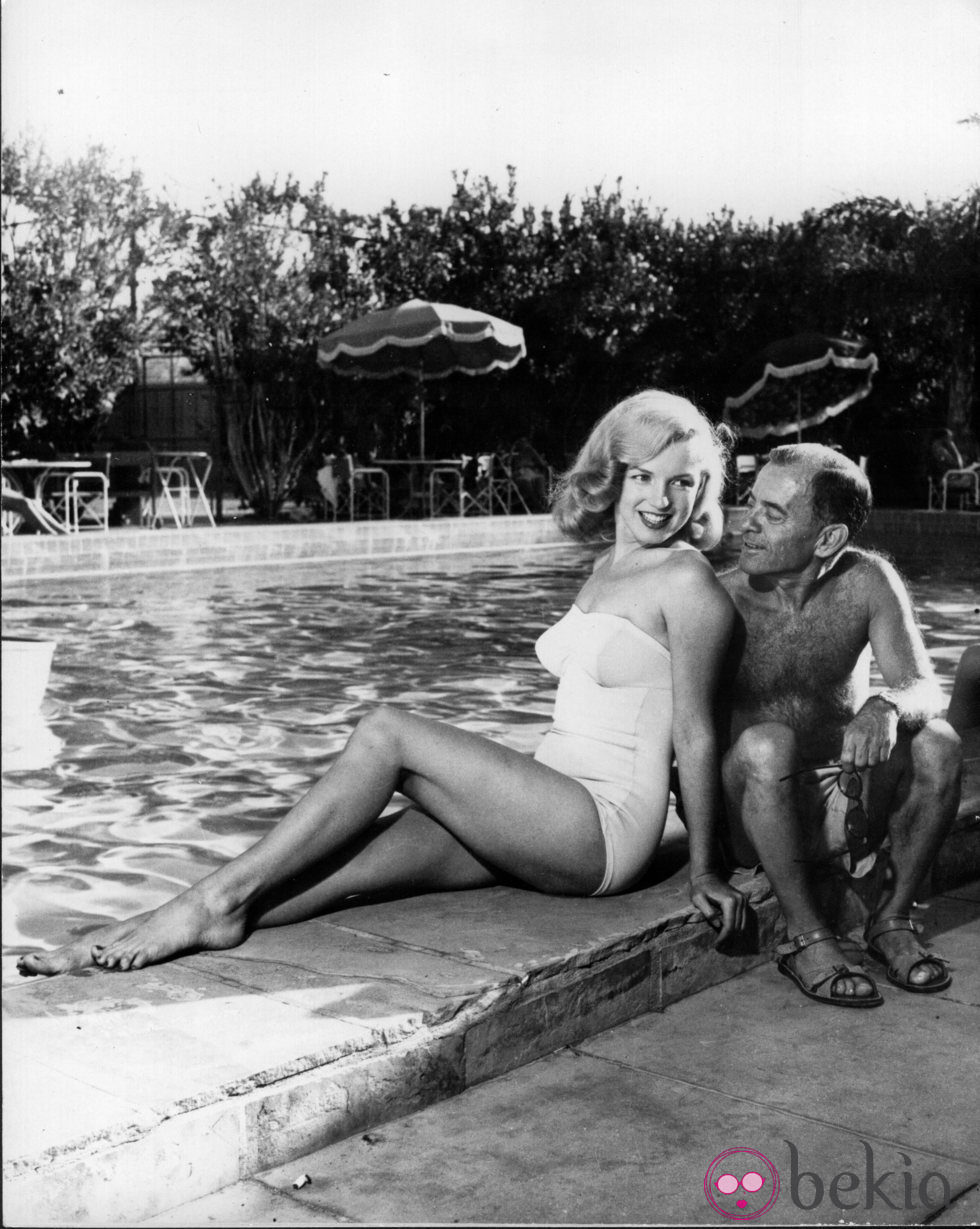 Marilyn Monroe en bañador junto a Arthur Miller