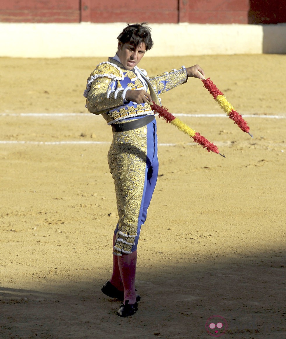 Fran Rivera con las banderillas en una corrida de toros en Marbella