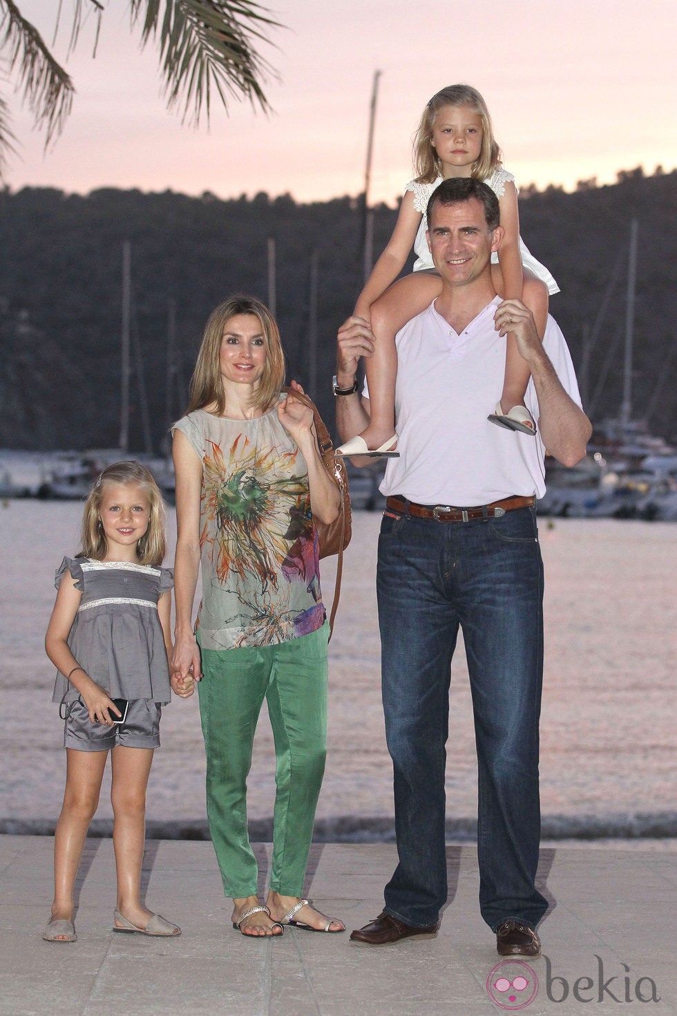 Los Príncipes Felipe y Letizia y las Infantas Leonor y Sofía posan en Sóller