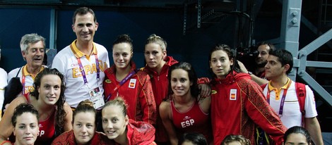 El Príncipe Felipe con la selección femenina de waterpolo de España en Londres 2012
