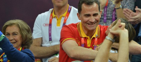 Los Príncipes Felipe y Letizia se abrazan junto a la Reina en Londres 2012