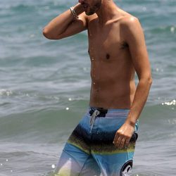 Santiago Trancho dándose un chapuzón en aguas de Marbella