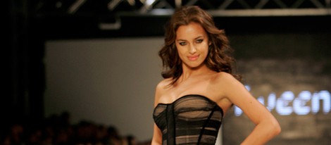Irina Shayk desfilando con un vestido negro en Estambul