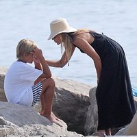 Patricia Rato consuela a su hijo Juan en Sotogrande