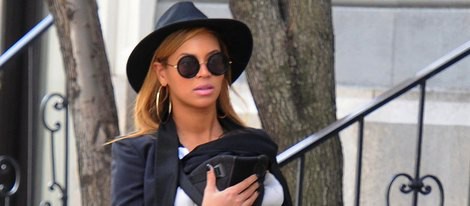 Beyoncé con su hija Blue Ivy en brazos por Nueva York