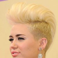 Miley Cyrus posa en los MTV Video Music Awards 2012 con su cambio de look