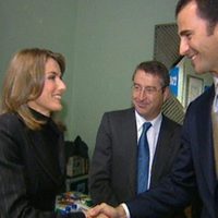 El Príncipe Felipe saluda a Letizia Ortiz en los Premios Príncipe de Asturias 2003