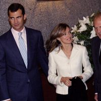 Los Reyes y el Príncipe Felipe con Letizia Ortiz en noviembre de 2003
