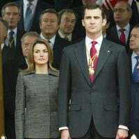 Letizia Ortiz junto a Don Felipe en su primer acto oficial como prometida del Príncipe