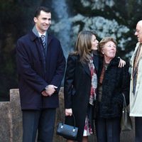 El Príncipe Felipe y Letizia Ortiz con sus abuelos paternos Menchu y José Luis 
