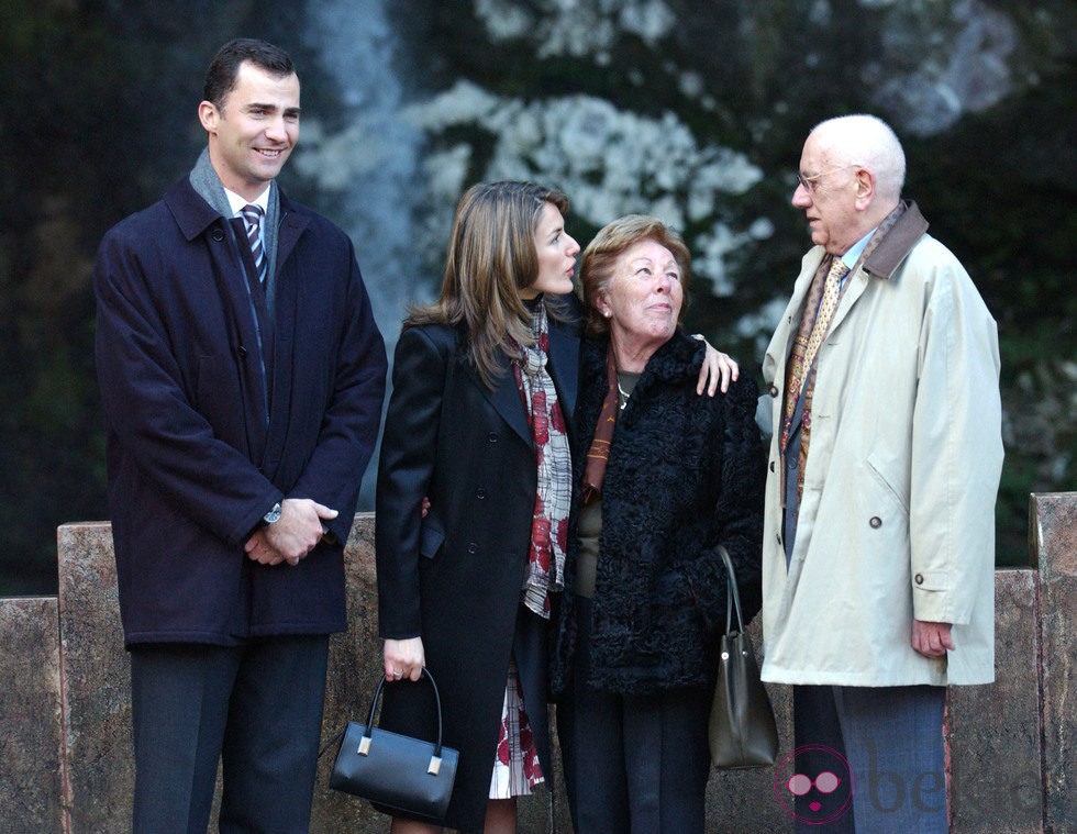 El Príncipe Felipe y Letizia Ortiz con sus abuelos paternos Menchu y José Luis 