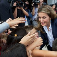 La Princesa Letizia saluda a unos niños en la apertura del Curso Escolar 2012/2013