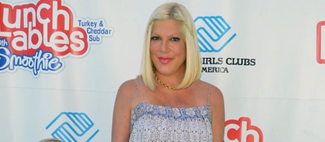 Tori Spelling con sus dos hijos Liam y Stella