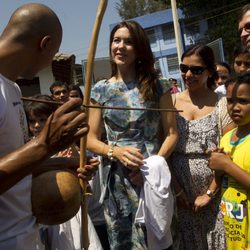 Mary de Dinamarca durante su visita a una favela en Río de Janeiro