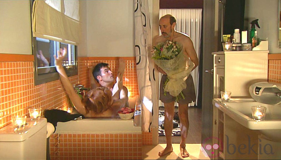 Cameo de Luis Larrodera en 'La que se avecina' en la bañera con Cristina Castaño