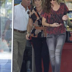 Raquel Jiménez con los padres de David Bisbal en un supermercado