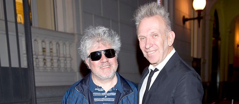 Pedro Almodóvar y Jean Paul Gaultier en la exposición dedicada al diseñador