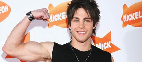 Dean Geyer saca músculo en un acto de Nickelodeon en 2007