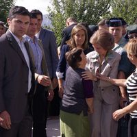 La Reina Sofía consuela a unas ciudadanas durante su visita a los afectados por las inundaciones