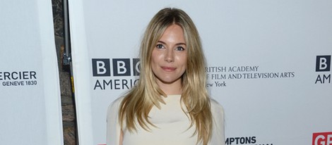 Sienna Miller en el primer acto público tras dar a luz a su primera hija Marlowe