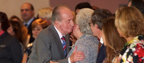 El Rey besa a la Infanta Pilar en el 20 aniversario del Museo Thyssen-Bornemisza