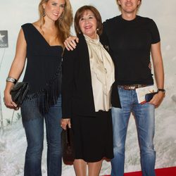 Concha Velasco con su hijo y su nuera en el estreno de 'Lo Imposible' en Madrid
