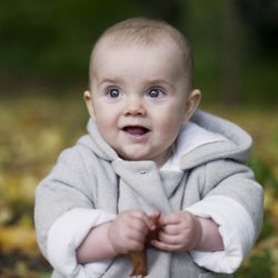 La Princesa Estela de Suecia en los jardines del Palacio de Haga