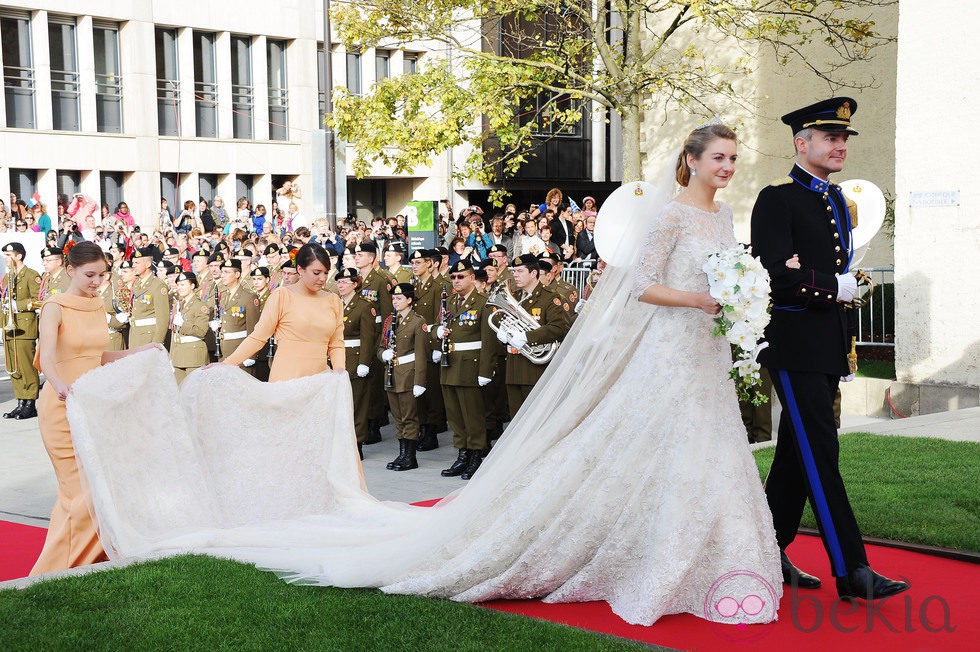 Stéphanie de Lannoy del brazo de su hermano en su boda religiosa
