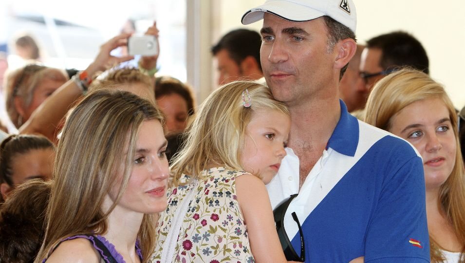 Don Felipe sostiene a la Infanta Sofía junto a Doña Letizia en el concierto de Jaime Anglada