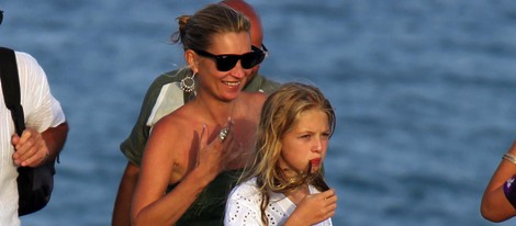 Kate Moss y su hija Lila Grace de vacaciones en Saint-Tropez