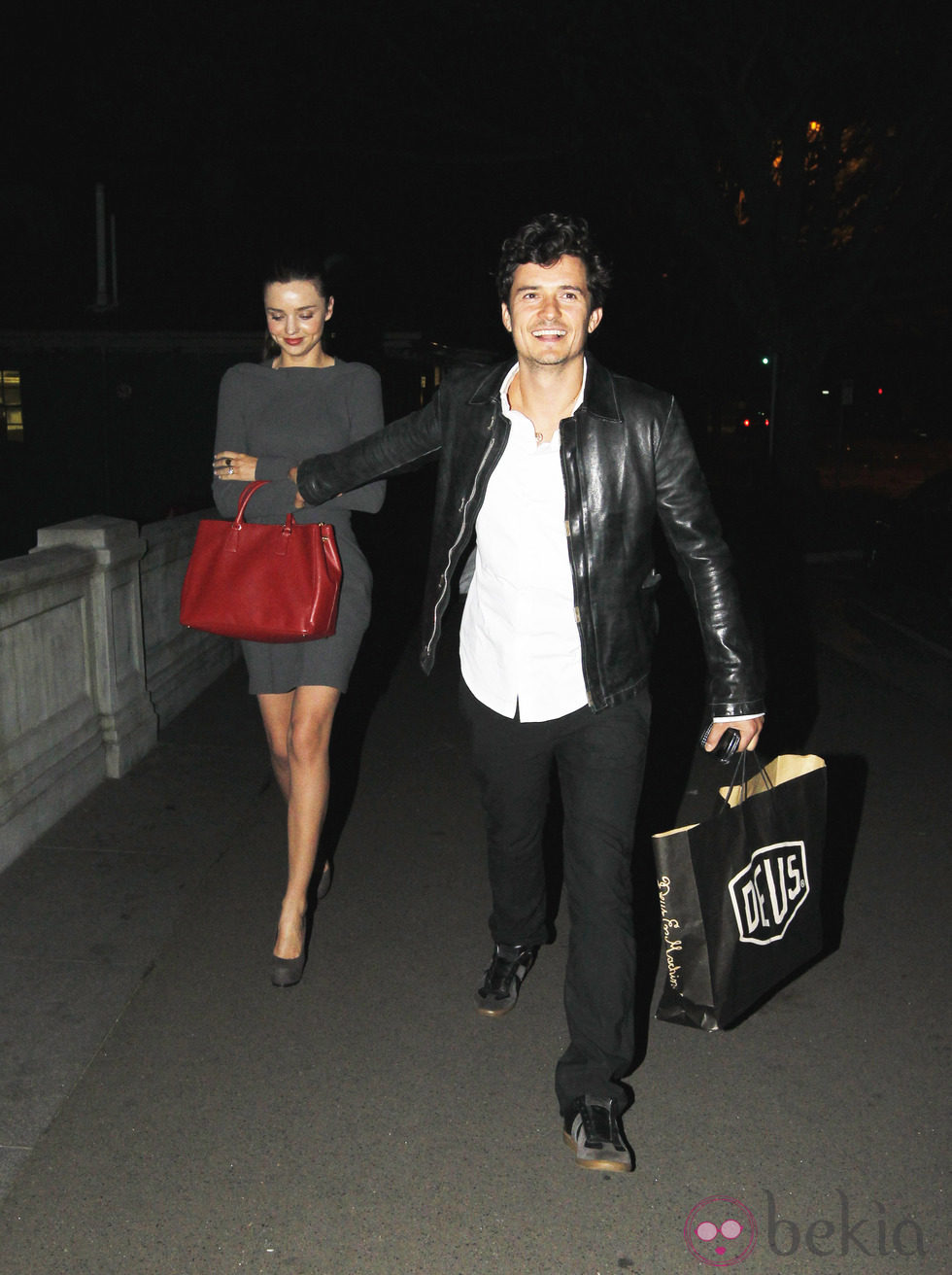 Orlando Bloom y Miranda Kerr por las calles de Sidney