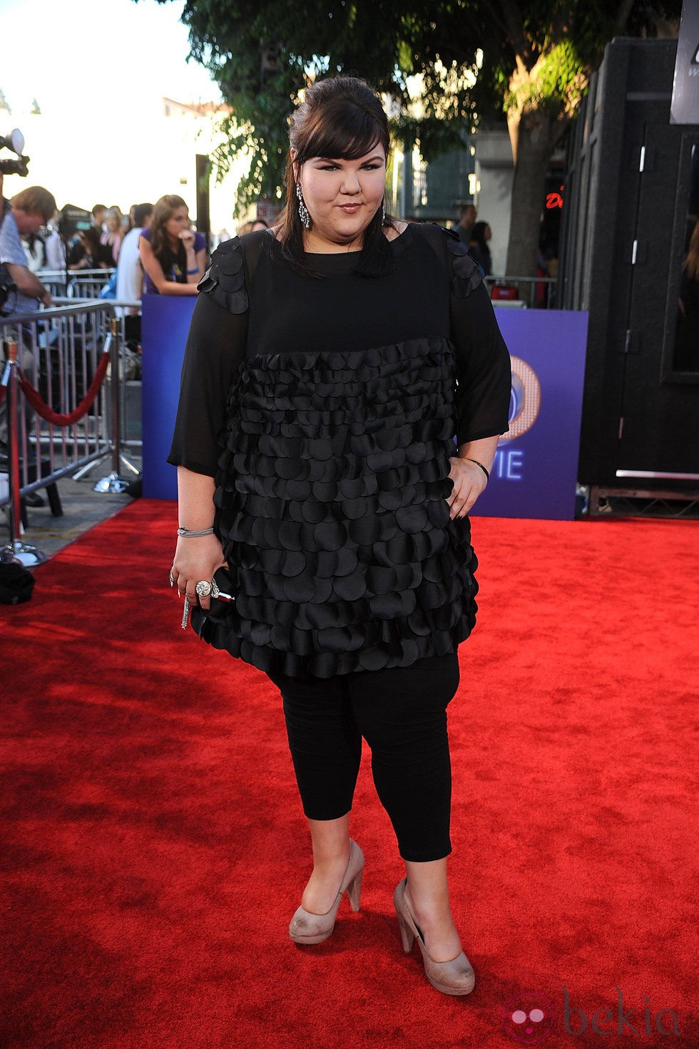 Ashley Fink en la alfombra roja de 'Glee'