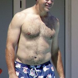 Luis Alfonso de Borbón con el torso desnudo en yate