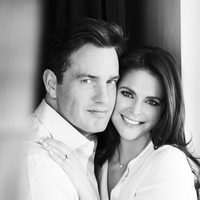 Retrato en blanco y negro de la Princesa Magdalena de Suecia y Chris O'Neill