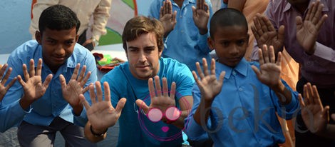 Fernando Alonso con los niños de una escuela de la India